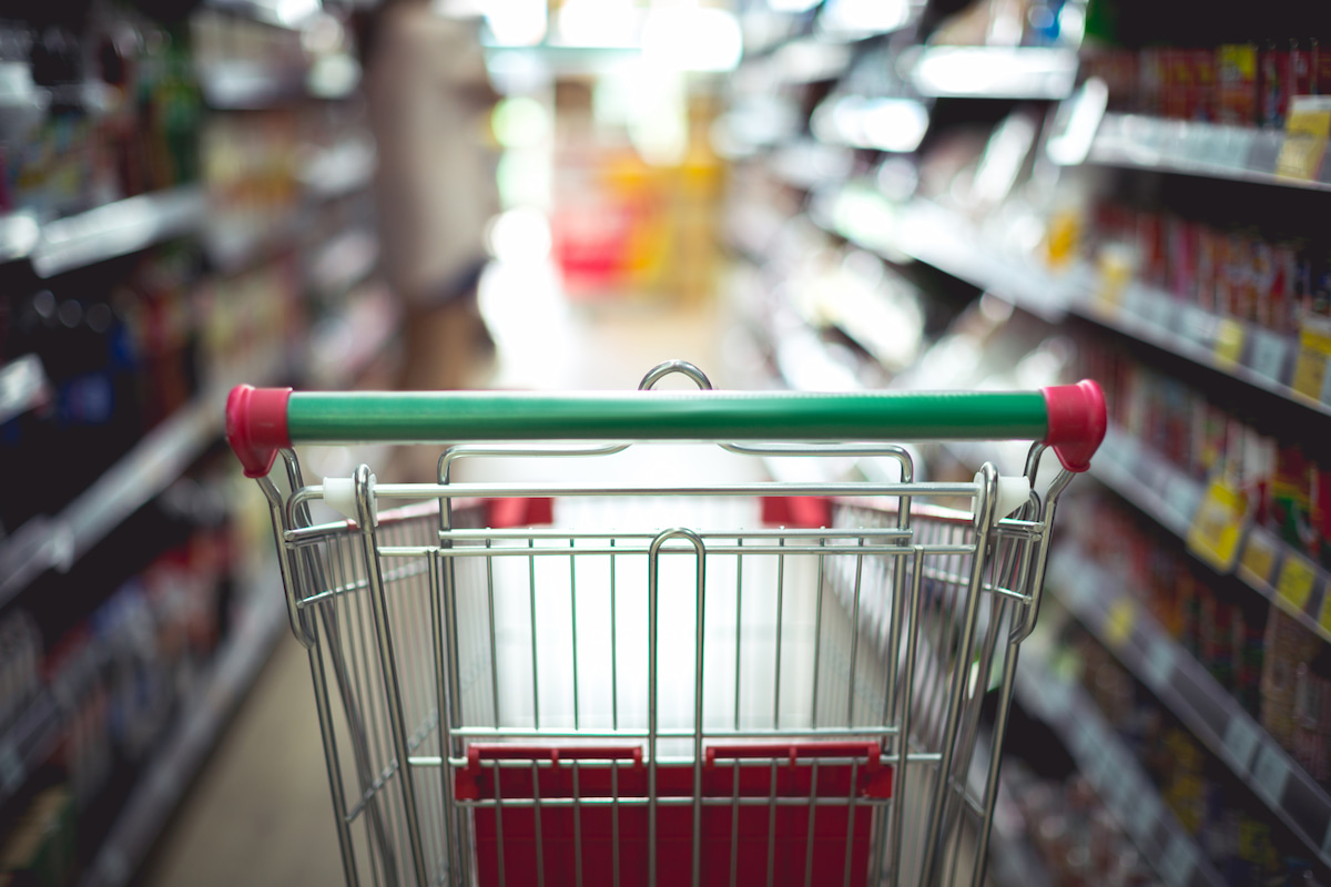 Продуктовая тележка в супермаркете Продуктовая тележка в торговом зале